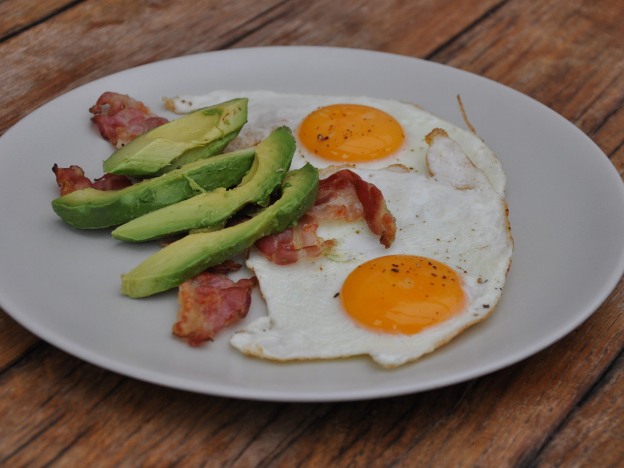 Huevos al Aguacate con Bacon desayuno keto, huevos con aguacate, receta keto fácil