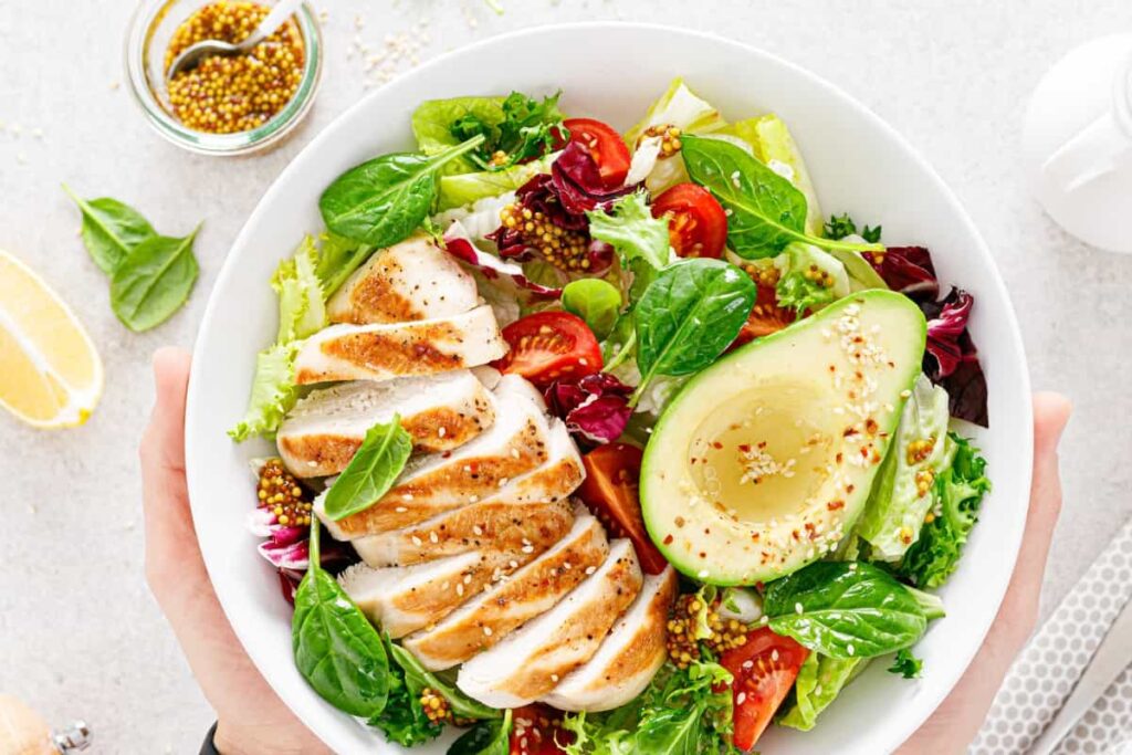 Receta de ensalada keto con pollo
